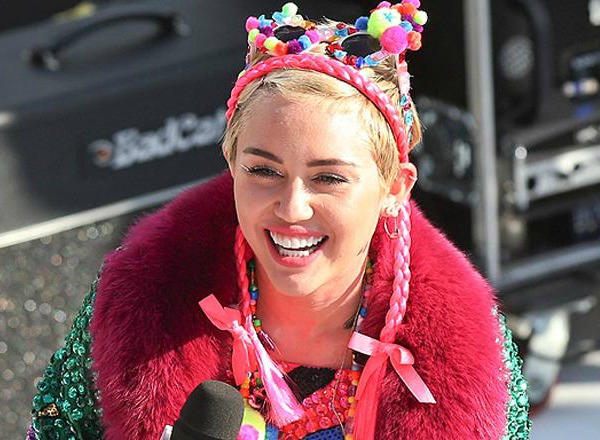 Miley Cyrus Topless Star Is Photographed Half Naked By Paparazzi Business 2 Community 