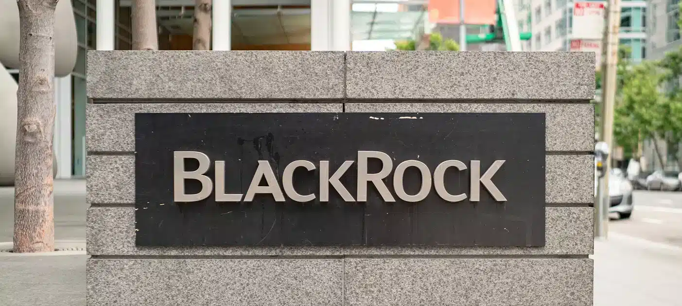 صورةٌ للوحةٍ من الجرانيت تحمل اسم شركة BlackRock