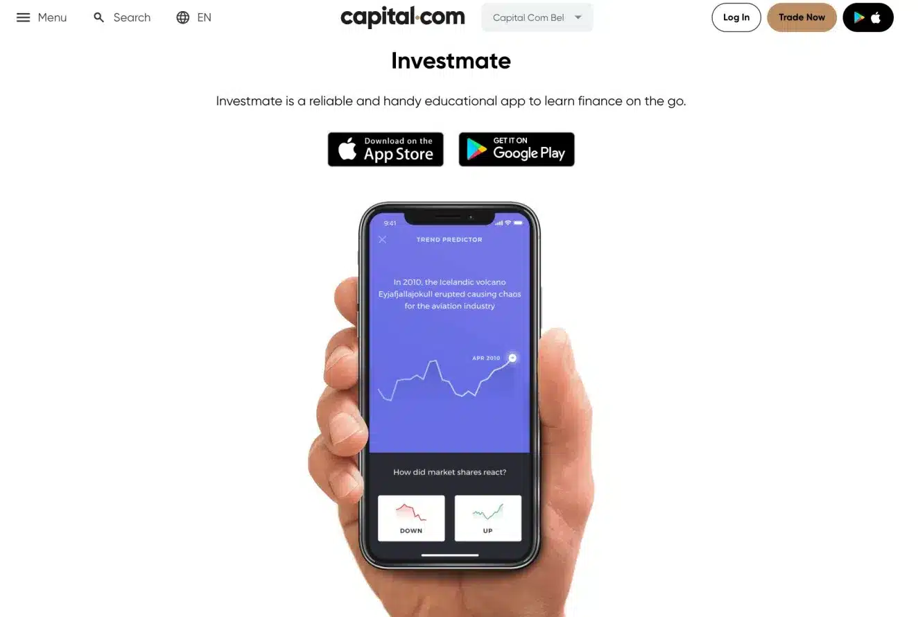 صفحة Capital.com الرئيسية وتظهر فيها يد تمسك هاتفاً ذكياً وروابط تحميل التطبيق