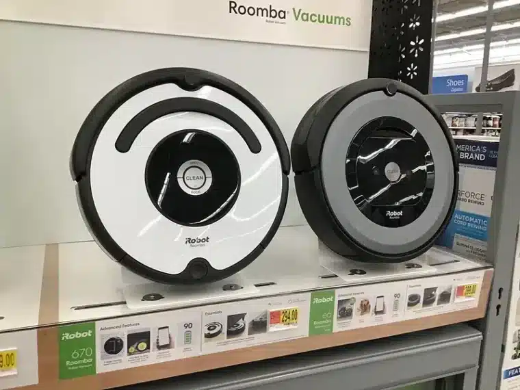 قطعتان من مكنسة رومبا (Roomba) الشهيرة من إنتاج شركة iRobot