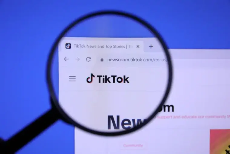 شعار منصة TikTok تحت عدسة مكبّرة