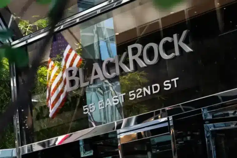 لافتة على أحد الأبنية تحمل اسم شركة BlackRock وعنوان مقرها بجانب العلم الأمريكي