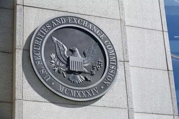 مبنى لجنة الأوراق المالية والبورصات (SEC) يتصدّره شعارها