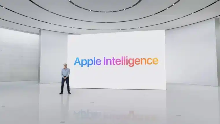 تيم كوك -الرئيس التنفيذي لشركة Apple- على منصة قاعة مؤتمرات للتعريف بميزة Apple Intelligence