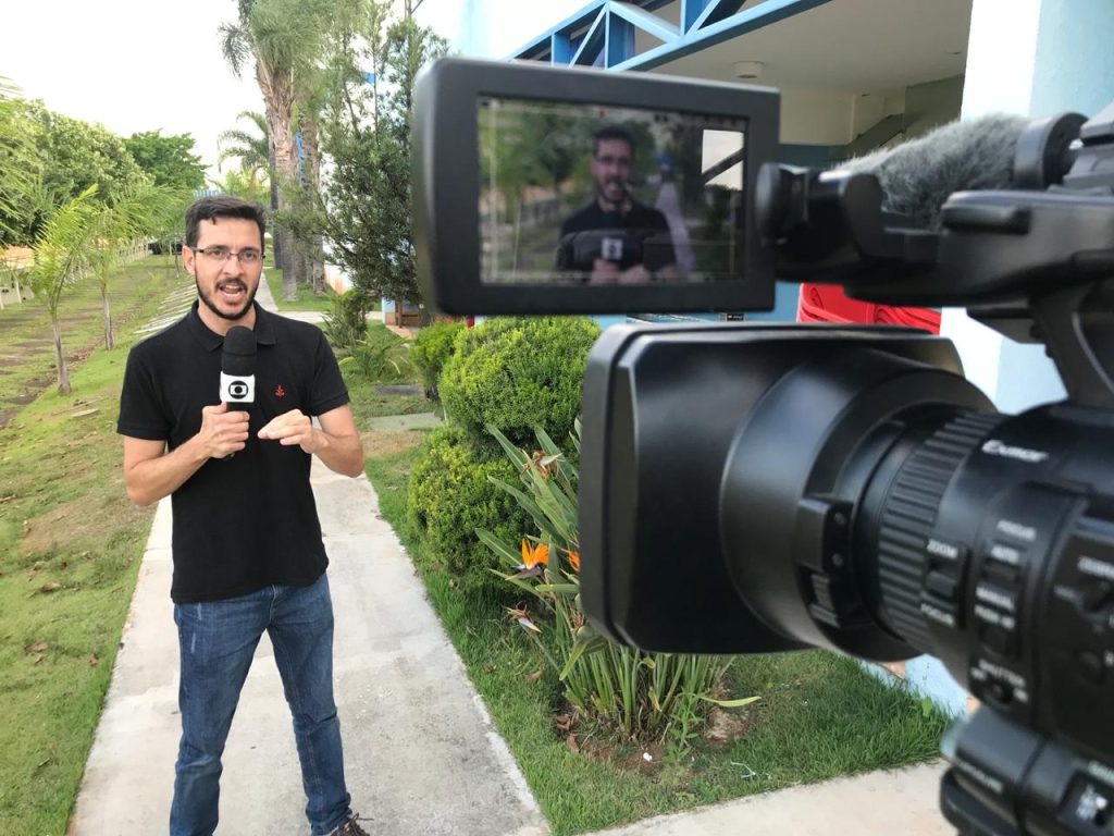 Elton Novais em gravação para a TV Globo.