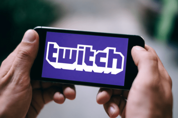 krypto Twitch streamer - billede af smartphone med Twitch logo