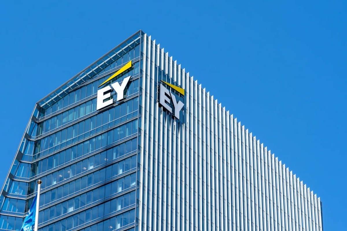 La empresa de consultoría Ernst & Young despide más socios por la caída de operaciones del sector