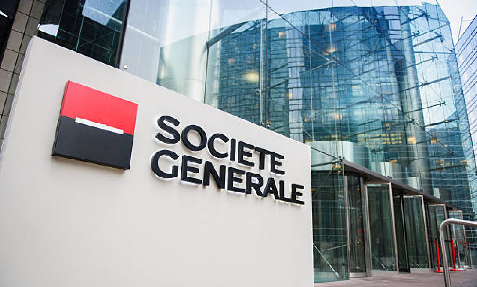 La Société Générale et son contrôle sur sa crypto-monnaie : entre promesses et inquiétudes