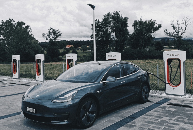 tesla arcsokkentes europa aprilis