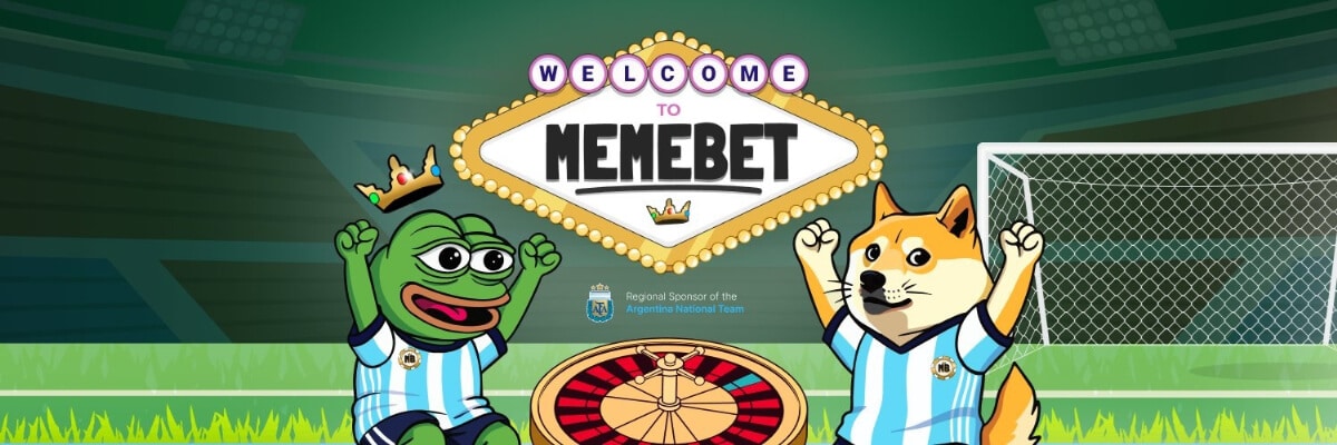 サッカースタジアムの中で「MEMEBET」というタイトルを囲んで万歳しているペペとドージ