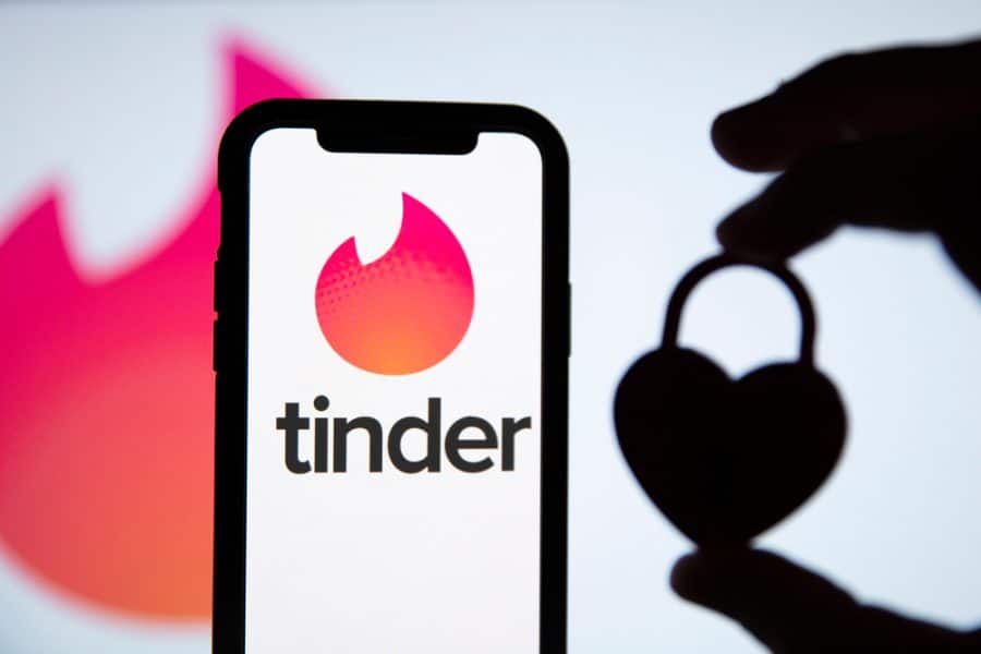 Saugus bendravimas per Tinder: kaip atpažinti sukčius ir išvengti nemalonumų?