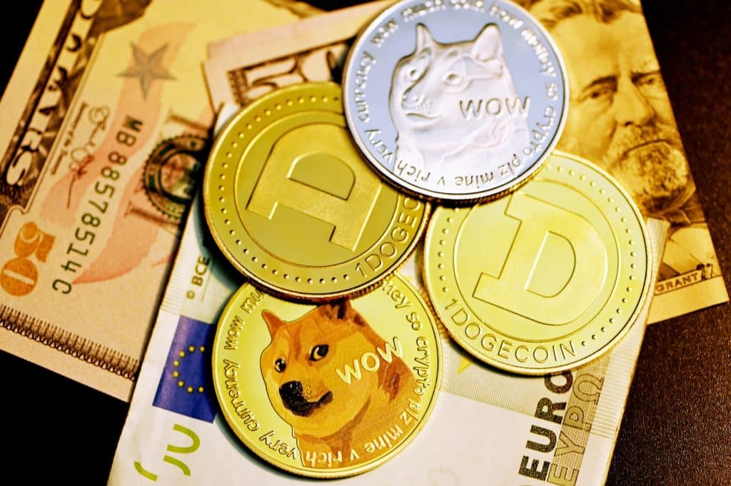 Dogecoin (DOGE) — pārvarēja savu mēmu monētas izcelsmi un kļuva par vienu no populārākajām kriptovalūtām pēc tirgus vērtības.