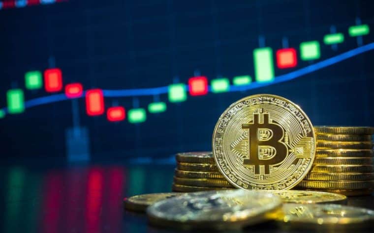 Predicția prețului Bitcoin și cum poate fi abordată aceasta Pe data de 16 noiembrie, predicția prețului Bitcoin se arată a fi relativ neschimbată, aceasta continuând să se mențină sub nivelul de retragere Fibonacci de 23,6%, în valoare de 17.200 USD, care funcționează și în prezent. La începutul zilei de 16 noiembrie, criptomonedele majore se tranzacționau urmând o linie ascendentă, plafonul global al pieței criptografice crescând cu mai mult de 0,50% față de ziua precedentă, și ajungând, în acest fel, până la nivelul de 847 de miliarde de dolari. Volumul pieței cripto a crescut cu 25% în ultimele 24 de ore, până la 62,50 miliarde USD. Colapsul FTX menține piața cripto într-o perioadă de urs Chiar de la începutul zilei, piața globală de criptomonede a trimis semnale mixte, indicând faptul că urmează o zi destul de liniștită pentru sectorul de criptomonede. După câteva zile deosebit de îngrijorătoare, ce au venit ca efect a falimentului FTX, piața înregistrează mișcări semnificative de intrare sau ieșire, rămânând totuși oarecum precaută. https://twitter.com/FTX_Official/status/1591071832823959552?ref_src=twsrc%5Etfw%7Ctwcamp%5Etweetembed%7Ctwterm%5E1591071832823959552%7Ctwgr%5Eb0ffbcf3adc2ac09cfe293fb5d700016708bf807%7Ctwcon%5Es1_&ref_url=https%3A%2F%2Fwww.business2community.com%2Fcrypto-news%2Fbitcoin-price-prediction-btc-calm-is-it-time-to-be-greedy-when-others-are-fearful-02572378 În timp ce Ethereum (ETH) depășește suma de 1.250 USD și a câștigat 0,12% în ultimele 24 de ore, Bitcoin (BTC) s-a tranzacționat aproape constant și este încă aproape de nivelul de 17.000 USD. Totodată, prăbușirea bursei Sam Bankman, Fried's, care se află, în prezent, pe prima pagină a ziarelor, a redus în mod considerabil apetitul investitorilor pentru risc. Potrivit lui Simon Peters, un analist experimentat de active cripto al platformei de investiții eToro, există alți factori care influențează Bitcoin și alte criptomonede, ce sunt, în fapt, responsabili de volatilitatea actuală a pieței. Totuși, există și o veste bună pe piața criptomonedelor, care a apărut în ultimele zile, datorită unor date mai bune decât era de așteptat, cu privire la inflația din SUA, și din planurile Binance de a lansa un „fond de ajutor” pentru a ajuta firmele cripto care se confruntă cu probleme. Binance lansează un fond de redresare a industriei pentru a sprijini proiecte care suferă de probleme de lichiditate, pentru a atenua astfel efectele negative create de FTX. Changpeng Zhao, CEO-ul celei mai mari „burse” din lume, a scris pe Twitter la primele ore ale zilei de luni. Compania a declarat că mai multe informații vor fi furnizate în perioada următoare. Fondul de ajutor Binance Pentru a atenua efectele negative produse de FTX, Binance lansează un fond de recuperare a industriei pentru a sprijini întreprinderile bune, dar care se confruntă cu provocări în ceea ce privește lichiditatea. https://twitter.com/coinpapercom?ref_src=twsrc%5Etfw%7Ctwcamp%5Etweetembed%7Ctwterm%5E1592203713556676608%7Ctwgr%5E785d8a5992c2d82bf32bf049a46c14e035bde628%7Ctwcon%5Es1_&ref_url=https%3A%2F%2Fwww.business2community.com%2Fcrypto-news%2Fbitcoin-price-prediction-btc-calm-is-it-time-to-be-greedy-when-others-are-fearful-02572378 Dolarul și predicția prețului Bitcoin Dolarul american și-a menținut tendința de creștere la începutul zilei și a primit chiar și câteva noi oferte față de euro și lire sterline, pe măsură ce mai mulți membri ai Rezervei Federale au susținut o politică monetară mai strictă. Vicepreședintele Fed, Lael Brainard, a repetat observațiile făcute de guvernatorul Fed, Christopher Waller, în weekend, conform cărora ratele dobânzilor trebuie să continue să crească, deși într-un ritm mai lent, pentru a lupta, în acest fel, împotriva inflației. Așadar, dolarul a câștigat teren față de lire sterline și s-a menținut constant față de euro, aflându-se la un nivel cu peste 1% mai mare față de cea mai mică valoare din ultimele două luni. Drept urmare, dolarul american poate fi considerat un factor crucial care restricționează creșterile BTC. Mai multe despre prețul Bitcoin Un bitcoin valorează, la momentul scrierii acestui articol, 16.716 USD, cu un volum de tranzacționare de 24 de ore de 19 miliarde USD. Bitcoin a câștigat mai puțin de 1% în ultima zi, iar acum are o capitalizare de piață de 351 de miliarde de dolari. La acest moment, există 19.208.200 de monede BTC în circulație, cu un maxim de 21.000.000 de monede BTC. Criptomoneda și-a recuperat, în cele din urmă, pragul de 17.000 USD, după ce a depășit nivelul de rezistență de 16.000 USD. Acțiunea prețului, ce va avea loc pe viitor, va fi determinată de modul în care acesta va putea, sau nu, să iasă din intervalul de tranzacționare actual, de la 16.000 USD la 17.000 USD. Prețul Bitcoin continuă să se mențină sub nivelul de retragere Fibonacci de 23,6%, de 17.150 USD, pe care l-a atins într-un interval de timp de 4 ore. Dacă prețul BTC/USD depășește nivelul de 17.350 USD, acesta ar putea continua să crească la 18.190 USD, unde se află media mobilă pe 50 de zile. Se așteaptă ca intervalul de tranzacționare între 16.000 USD și 17.000 USD să fie depășit, pentru a se putea determina următoarea mișcare a prețului. 