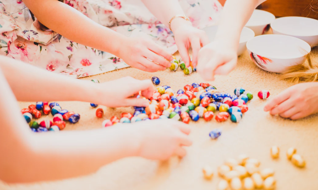 children segmenting candy by color.