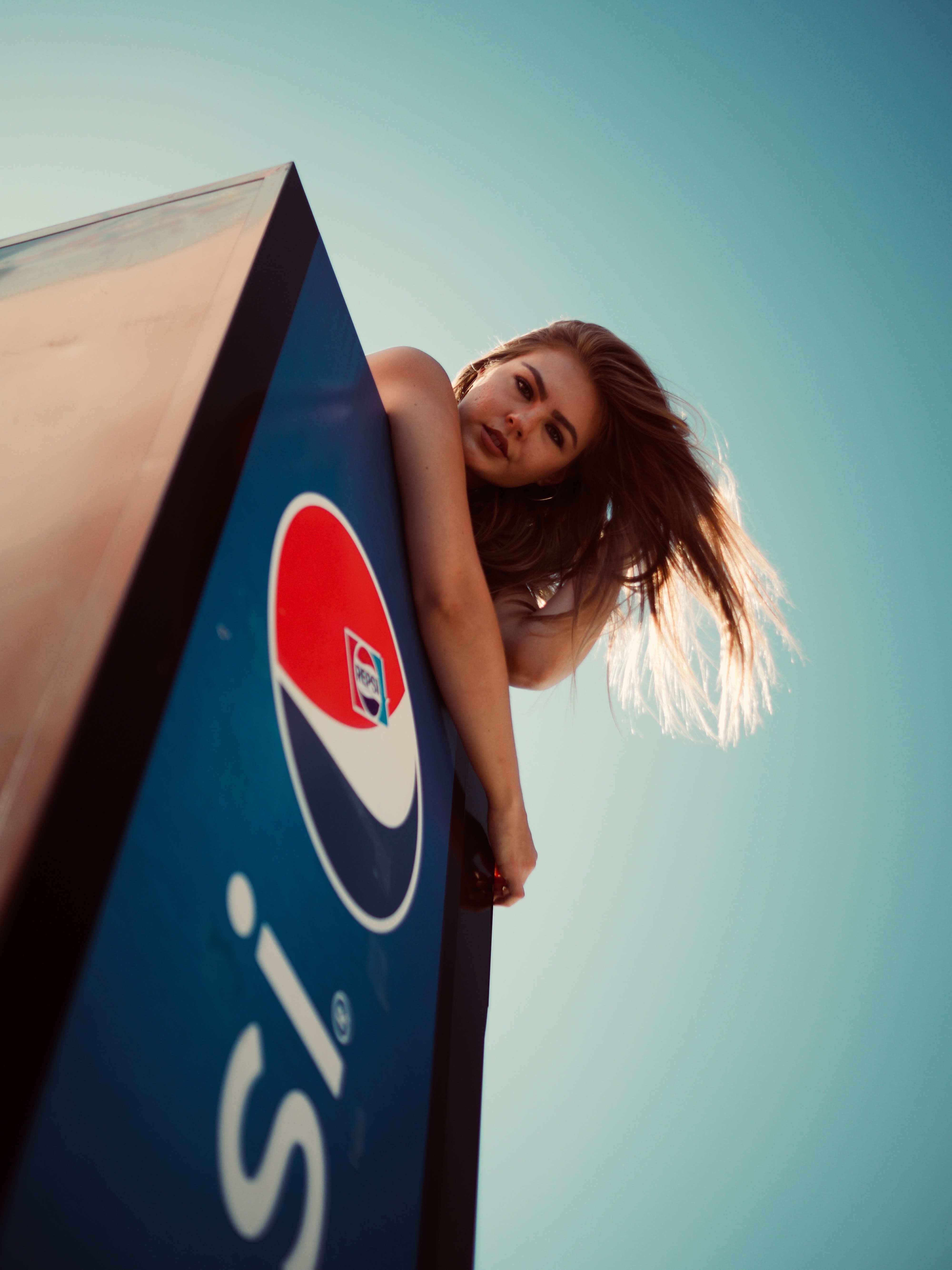 Contains ads. Реклама пепси. Pepsi реклама. Pepsi girl. Реклама пепси с девушкой на пляже.