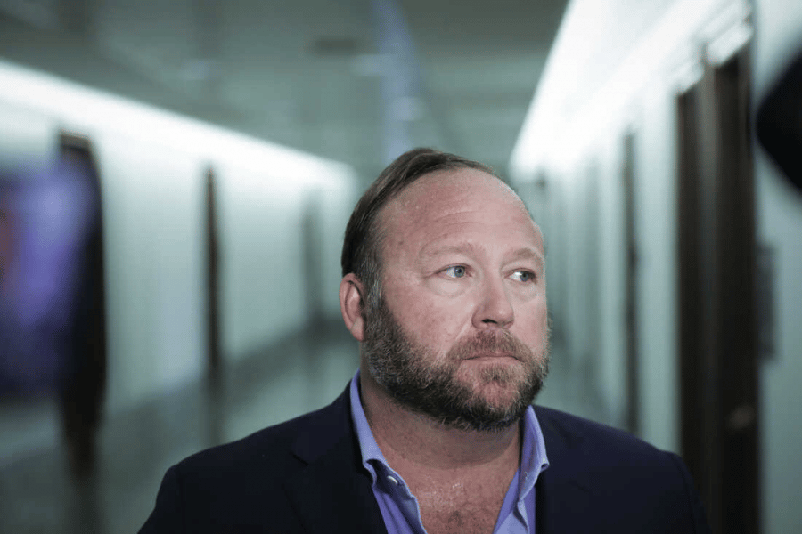 Majitel konspiračního webu Infowars Alex Jones byl obviněn z využívání bitcoinových darů pro vlastní účely a pomluvy