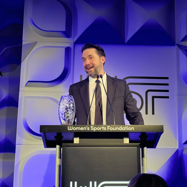 Alexis Ohanian accepting an award