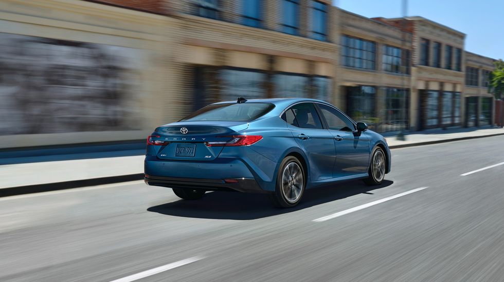 toyota goes hybrid-only with its best-selling model in the us the camry