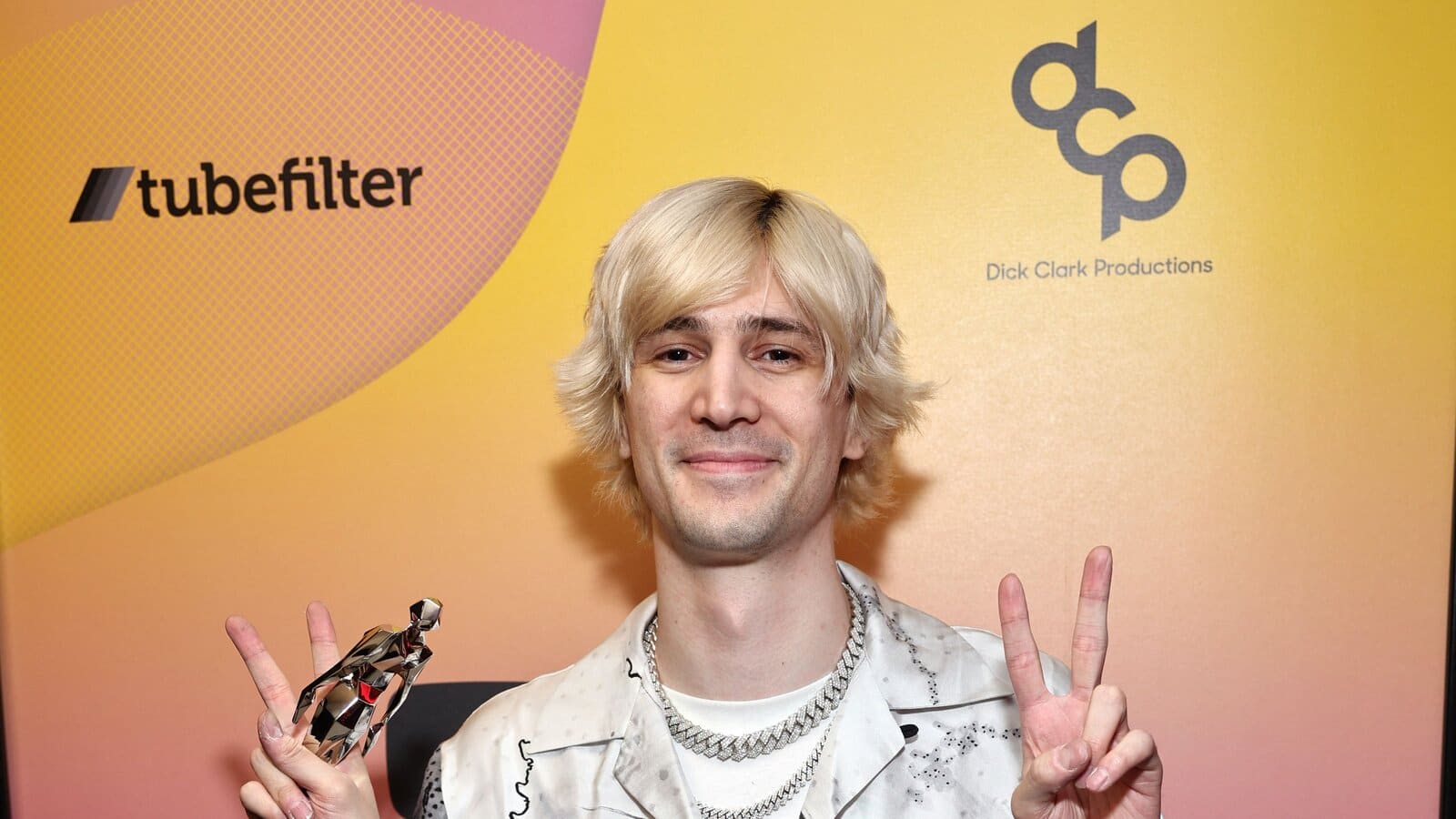 XQC receiving an award