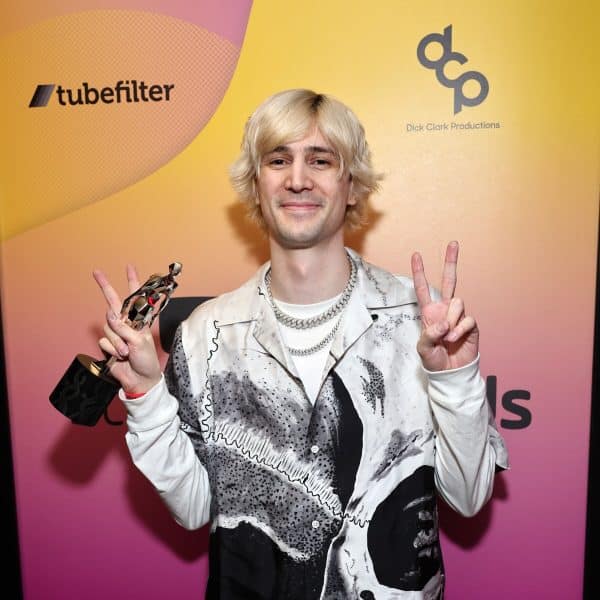 xQc recieving an award